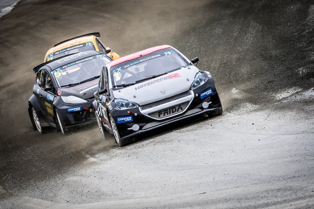 Gennem 4 sæsoner var Ulrik Linnemann og ”Frida” et fast makkerpar i toppen af EM-serien for Super 1600 biler. Efter skiftet til VW Polo, 4WD og Supercar forud for 2018 sæsonen, har Peugeot 208’eren ledt efter en ny permanent ejer. På billedet er den tjekkiske racerkører Jan Skalá bag rattet i forbindelse med dette års EM-afdeling i Norge.
(Foto: rallycross.cz)